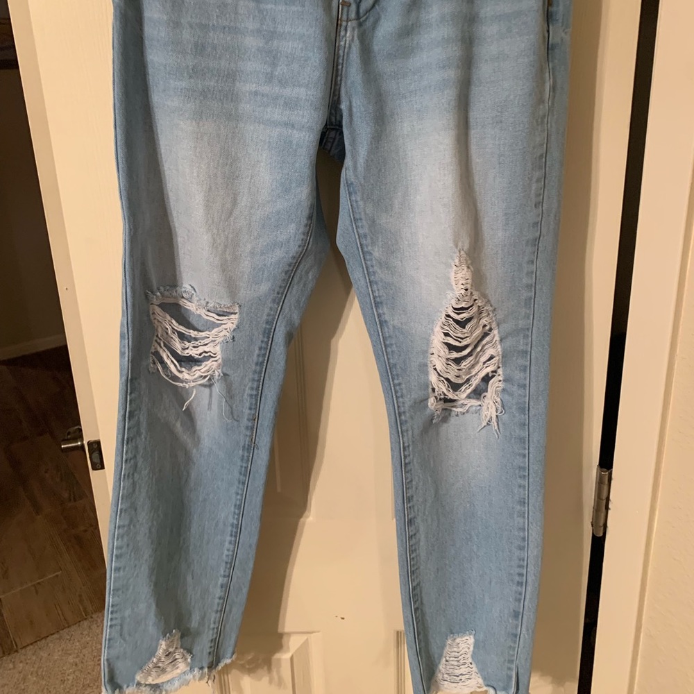 Fashion nova distressed jean, size 29